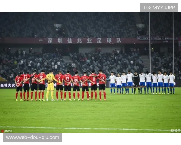 赛前默哀仪式，纪念足球传奇人物