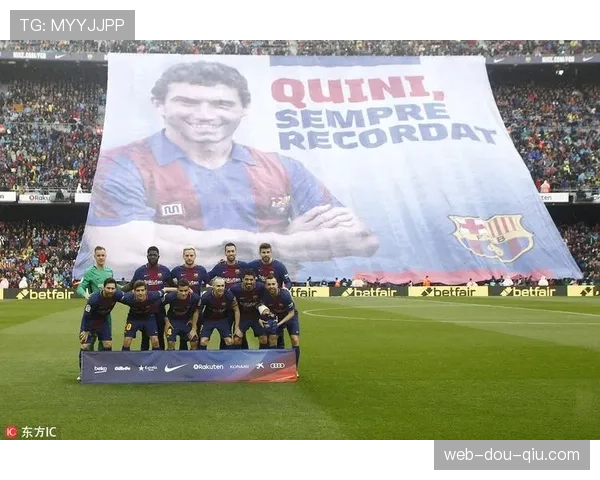 国家德比中,球迷展示纪念克鲁伊夫的大型TIFO 国家德比中,球迷展示纪念克鲁伊夫的大型TIFO