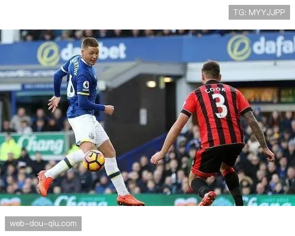 官方确认:卢顿对阵伯恩茅斯的比赛因恶劣天气中断一小时。 官方确认:卢顿对阵伯恩茅斯的比赛因恶劣天气中断一小时。